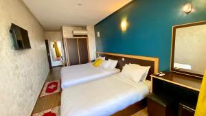 Łóżko lub łóżka w pokoju w obiekcie Hôtel Belle Vue et Spa