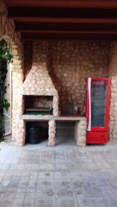 une cheminée en pierre avec un banc à côté d'une machine à soda dans l'établissement LOS ARCOS, à Las Labores