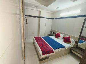 Postel nebo postele na pokoji v ubytování HOTEL SAI PRABHU INN + 7 fotografií
