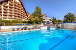 una gran piscina frente a un hotel en Village Club Les Hyvans, en Chorges