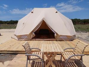 Tienda grande con 2 sillas y mesa de madera en COMPORTA SIDE - Tents, en Setúbal