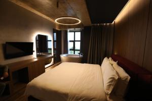 pokój hotelowy z łóżkiem i telewizorem w obiekcie Toka Hotel Restaurant w mieście Pogradec