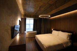 Un pat sau paturi într-o cameră la Toka Hotel Restaurant