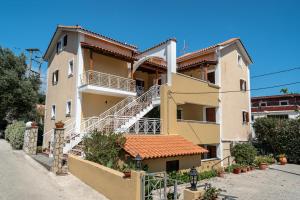 Bygningen som lejligheden ligger i + 12 billeder