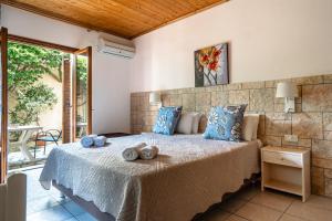 En eller flere senge i et værelse på Marketos studio 1