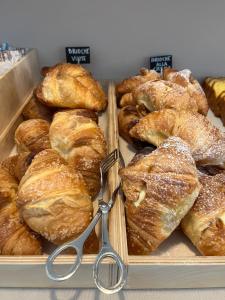 un mucchio di croissant e altri prodotti da forno esposti di T Hotel a Rimini