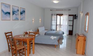 Postel nebo postele na pokoji v ubytování Aris Junior Studios Neo Klima Skopelos