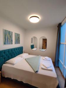 sypialnia z dużym łóżkiem z 2 lustrami w obiekcie QUARTIER LOUISE STUDIOS w Brukseli