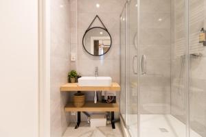 łazienka z umywalką i prysznicem w obiekcie Salazar by Staynnapartments w mieście Bilbao