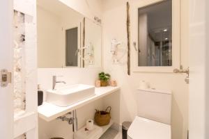 biała łazienka z umywalką i toaletą w obiekcie Salazar by Staynnapartments w mieście Bilbao
