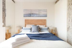 Łóżko lub łóżka w pokoju w obiekcie Salazar by Staynnapartments