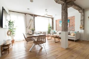 salon ze stołem i kanapą w obiekcie Salazar by Staynnapartments w mieście Bilbao