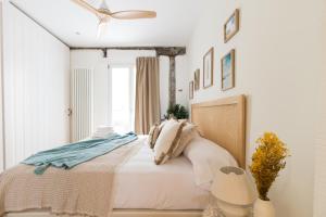 Łóżko lub łóżka w pokoju w obiekcie Salazar by Staynnapartments