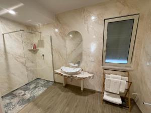 A bathroom at Masseria Paglieroni