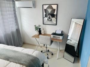 a bedroom with a desk and a bed and a mirror at Luquillo Mar Paradise in Luquillo