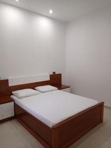 uma cama num quarto com uma parede branca em Apartamento Avenida em Sal Rei