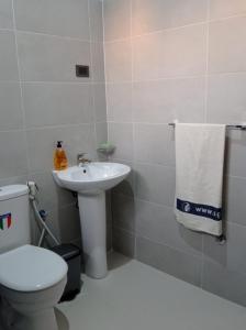 La salle de bains est pourvue de toilettes et d'un lavabo. dans l'établissement Apartamento Avenida, à Sal Rei