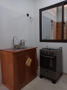 cocina con fregadero y fogones en Apartamento Avenida en Sal Rei