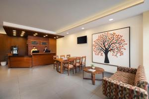 un hall avec une table et un arbre sur le mur dans l'établissement Ginger Mumbai Andheri (MIDC), à Mumbai
