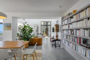 salon z biblioteką z półkami na książki w obiekcie Villa Canaille par Dodo-à-Cassis w Cassis