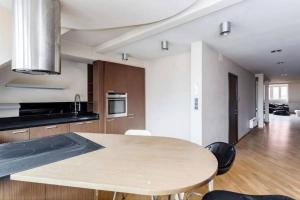 una cucina con tavolo in legno in una camera di 3 Floor Luxury Apartment 150 m2 - Old Town - Downtown View - Piwna a Varsavia