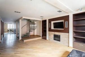 ein Wohnzimmer mit einem Kamin und einem TV in der Unterkunft 3 Floor Luxury Apartment 150 m2 - Old Town - Downtown View - Piwna in Warschau