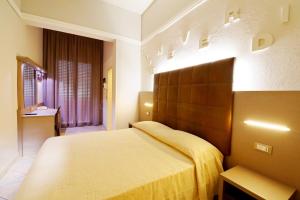 A bed or beds in a room at Hotel Fernanda