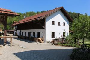 a large white building with a brown roof at GENSLEITEN in Reut