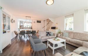 een woonkamer met een bank en een tafel bij Pet Friendly Home In Wemeldinge With Sauna in Wemeldinge
