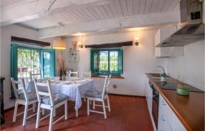 cocina con mesa y sillas en una habitación en Villa Coccole, en Montetassi