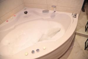Bany a Jacuzzi Apartman De Lux - Cacak