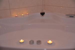 Bany a Jacuzzi Apartman De Lux - Cacak