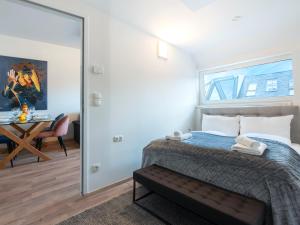 1 dormitorio con cama, mesa y espejo en SKY9 Apartments Stadthalle, en Viena
