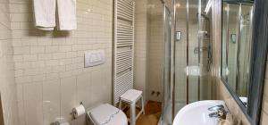 A bathroom at Hotel La Fattoria Még 31 kép