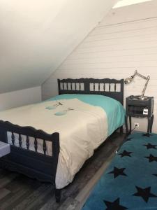 um quarto com uma cama e um tapete azul em Grange rénovée où l’on s’y sent bien ! em Chorges