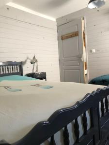 um quarto com uma cama e uma porta para um quarto em Grange rénovée où l’on s’y sent bien ! em Chorges