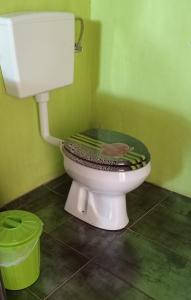a bathroom with a toilet with a bird on the lid at Loftwohnung im Rotweinland in Raiding