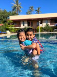 As crianças hospedadas em Arbiru Beach Resort
