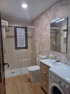 艾蒂恩夫洛的住宿－El rincón de Gondi，浴室配有卫生间、盥洗盆和淋浴。