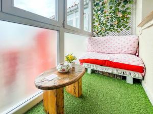 a room with a table and a chair and a window at APARTAMENTO BERMEOKOSUSTRAIAK-60 m2 wifi gratis in Bermeo +35 photos