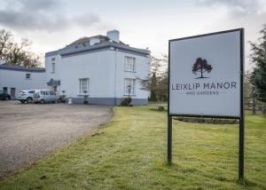 un cartello di fronte a un edificio con una casa di Leixlip Manor Hotel a Leixlip