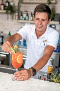 Напої в ĀNANTI Resort, Residences & Beach Club - The Leading Hotels of the World