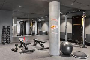 Habitación con gimnasio con barra y pesas en Moxy Tromso en Tromsø