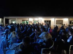 una folla di persone sedute sulle sedie di fronte a un edificio di Villa La Moretta a Peschici