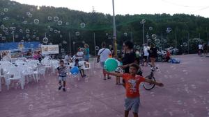 eine Gruppe von Kindern, die auf einem Parkplatz mit Blasen spielen in der Unterkunft Villa La Moretta in Peschici