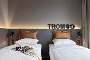 Postel nebo postele na pokoji v ubytování Moxy Tromso