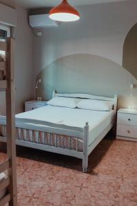 ein Schlafzimmer mit einem großen weißen Bett in einem Zimmer in der Unterkunft Bed Station Hostel & Bar in Shkodra