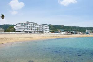 vista sulla spiaggia con un hotel sullo sfondo di Fairfield by Marriott Hyogo Awaji Higashiura ad Awaji
