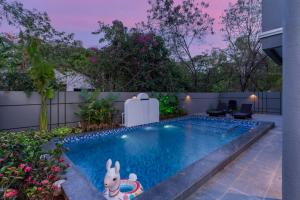 Πισίνα στο ή κοντά στο StayVista's Odessa Enclave - Mountain-View Villa with Private Pool, Balconies & Snooker Table