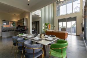 Χώρος καθιστικού στο StayVista's Odessa Enclave - Mountain-View Villa with Private Pool, Balconies & Snooker Table